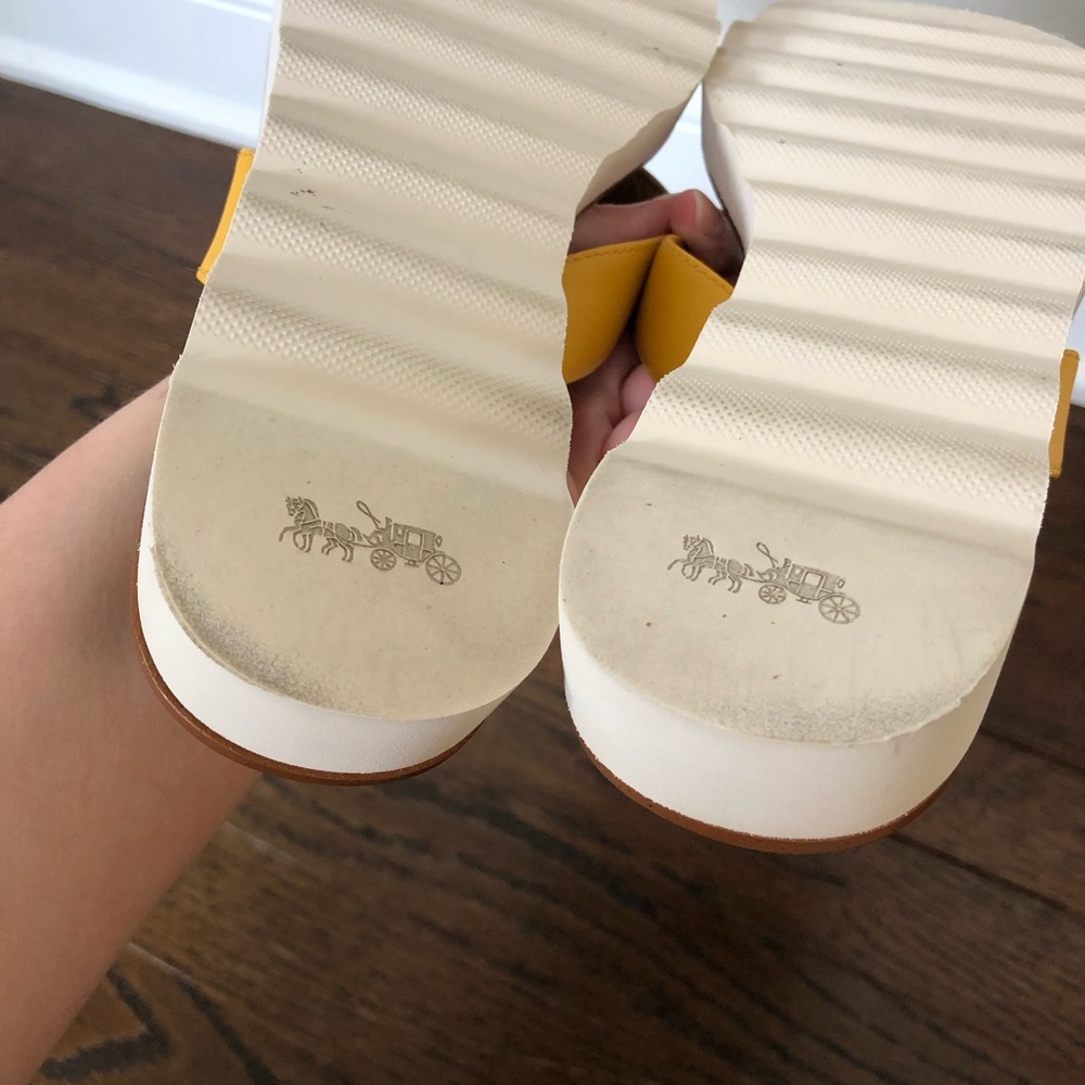 Coach Women’s 8 Shelly Turnlock Leather Flip-Flop Sandals w/Gold Buckle -EUC! - Picture 11 of 15